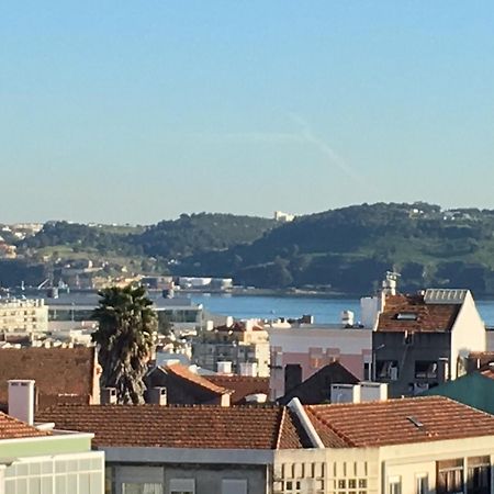 Apartamento novo muito confortável com vista Rio Algés Exterior foto